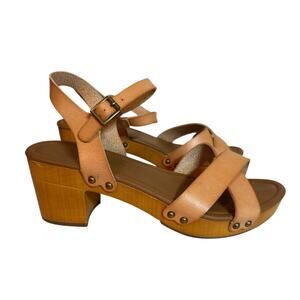 Cushionaire Women's Slate Faux Wood Strappy Sandals Vegan Leather Size 9.5 Tan